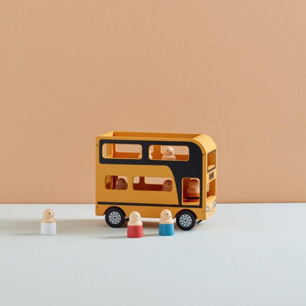 autobus-en-bois-et-personnages-kids-concept