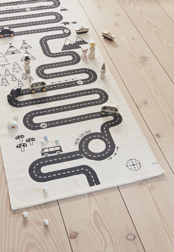 jouets en bois sur tapis de course