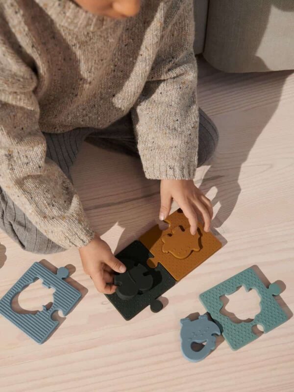 enfant qui joue avec un puzzle en silicone